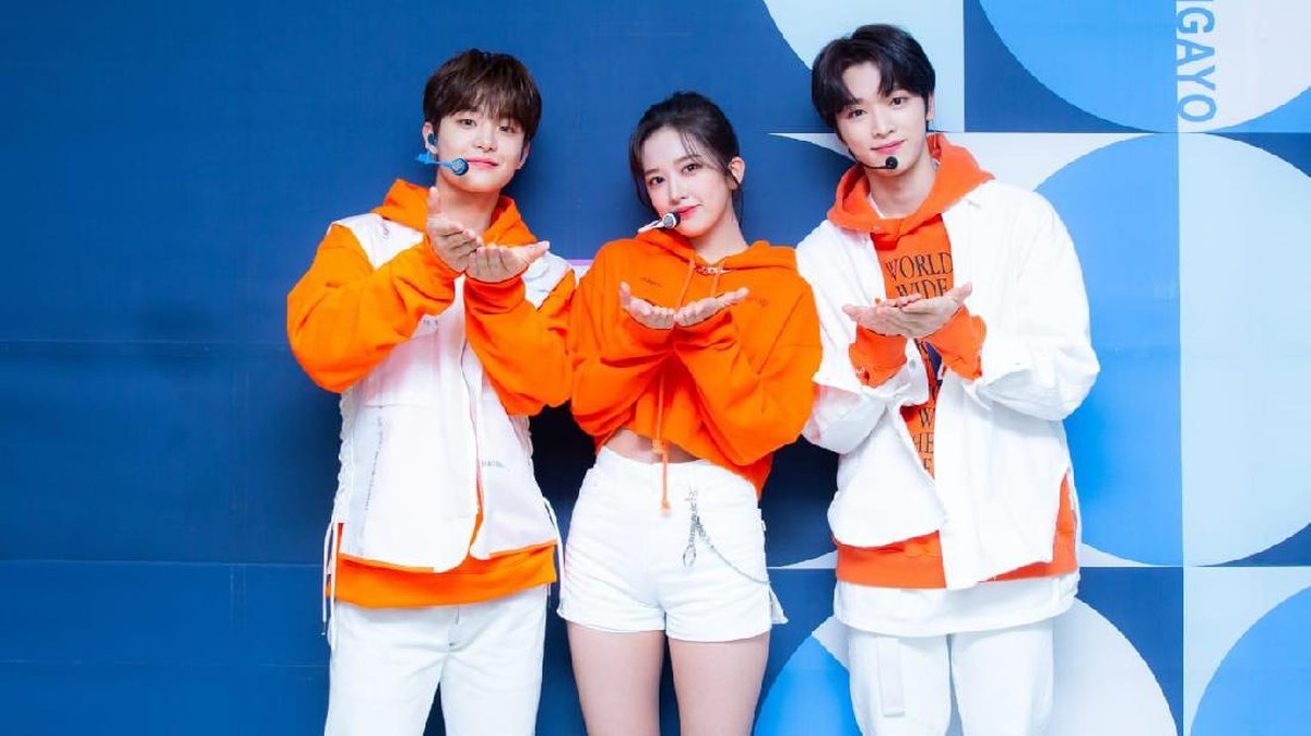 Berikut potret penampilan pertama program musik mingguan produksi sbs Inkigayo dengan MC baru yaitu Jihoon Treasure&comma; Yujin Iz&ast;One dan Sungchan NCT