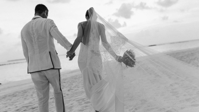 Potret Pernikahan Julie Estelle dengan David Tjiptobiantoro Berikut adalah potret pernikahan Julie Estelle dengan kekasih David Tjiptobiantoro yang dilaksanakan di Maldives pada tanggal 25 Februari 2021.