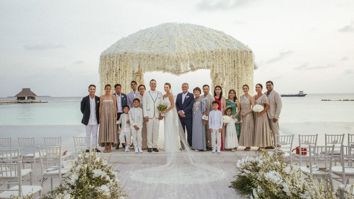 Berikut adalah potret pernikahan Julie Estelle dengan kekasih David Tjiptobiantoro yang dilaksanakan di Maldives pada tanggal 25 Februari 2021&period;