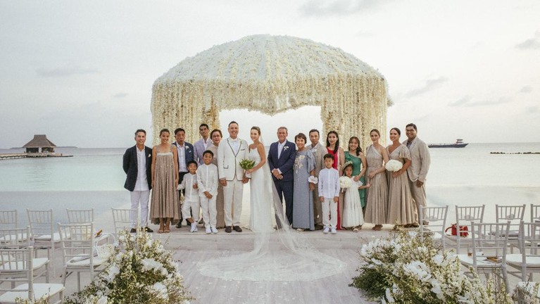 Potret Pernikahan Julie Estelle dengan David Tjiptobiantoro Berikut adalah potret pernikahan Julie Estelle dengan kekasih David Tjiptobiantoro yang dilaksanakan di Maldives pada tanggal 25 Februari 2021.