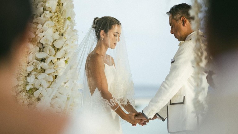 Potret Pernikahan Julie Estelle dengan David Tjiptobiantoro Berikut adalah potret pernikahan Julie Estelle dengan kekasih David Tjiptobiantoro yang dilaksanakan di Maldives pada tanggal 25 Februari 2021.