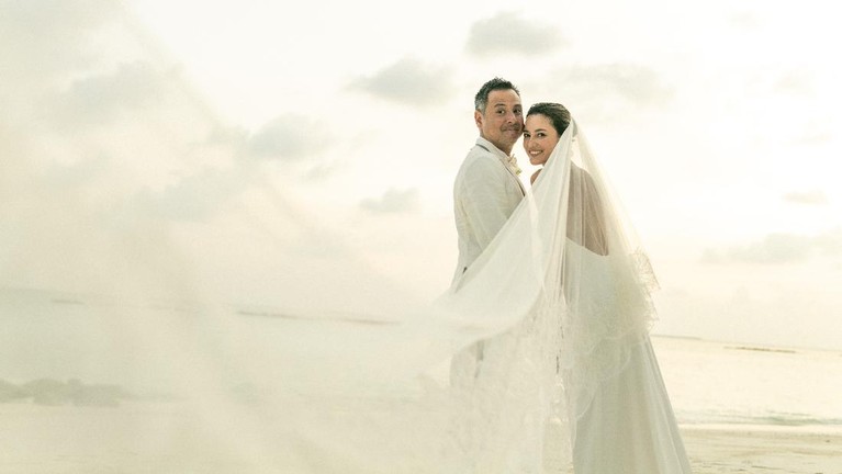 Berikut adalah potret pernikahan Julie Estelle dengan kekasih David Tjiptobiantoro yang dilaksanakan di Maldives pada tanggal 25 Februari 2021.
