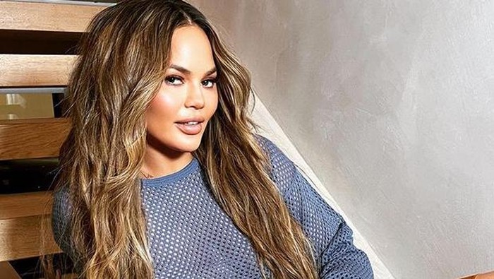 Rahasia Skincare Routine Chrissy Teigen untuk Tampil Glowing