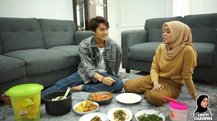 So Sweet! Rizky Billar Paling Suka Makan Disuapin Lesti Kejora So Sweet! Rizky Billar Paling Suka Makan Disuapin Lesti Kejora