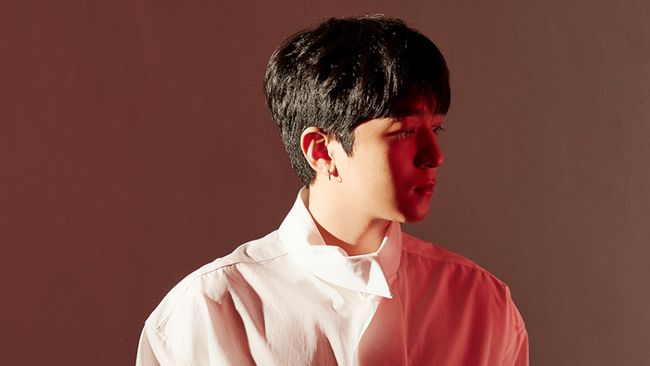 Dengan pundak bidang khas prajurit yang rampung wamil, Sungjin DAY6 menatap senja di kejauhan dalam unggahan pertama di Instagram.