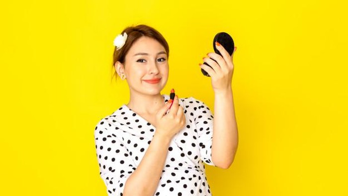 Tampil Ceria dengan Lip Cream Drugstore Bernuansa Oranye