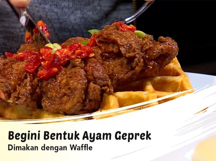 Begini Bentuk Ayam Geprek Dimakan dengan Waffle