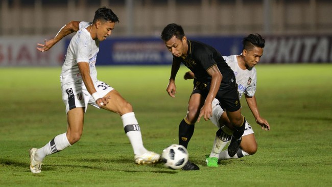 Yakob Sayuri dan Marko Simic yang tampil dalam laga terakhir Grup B mempunyai potensi besar mengubah daftar top skor Piala Menpora 2021.