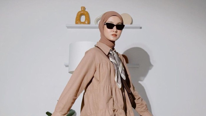 5 Inspirasi Outfit Hijab Vintage ala Selebgram Inas Rana Fagastia, Swag dan Kece Abis!