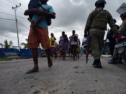 Warga Dikeroyok dan Tertembak, Masyarakat Kampung Asmat Palang Jalan