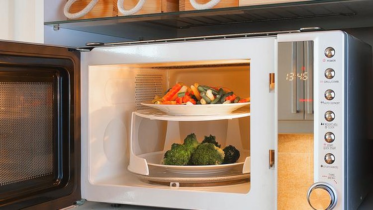 7 Mitos Keliru Tentang Microwave yang Tidak Perlu Kamu Percaya