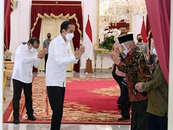 Momen Saling Menjura Jokowi dan Amien Rais di Istana