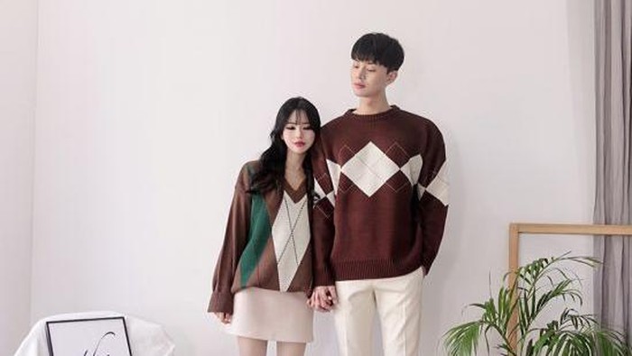 Anti Norak! Begini Trik Pakai Baju Couple dengan Pasangan