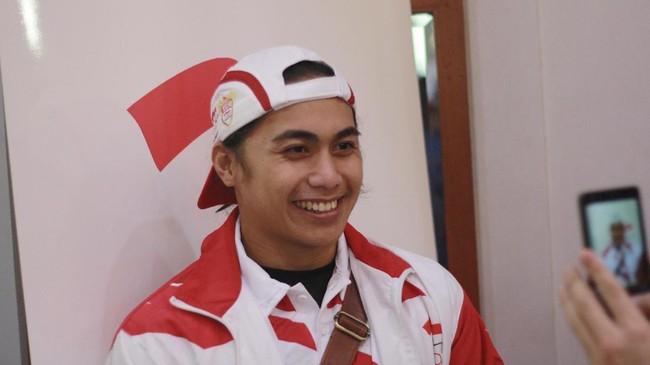 Aprilia Manganang dipastikan berjenis kelamin laki-laki. Sepanjang perjalanan kariernya, ia kerap mendapatkan protes soal identitas diri.