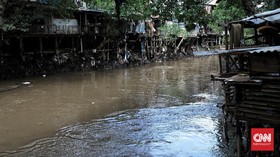 img-title Warga Bantaran Ciliwung Bakal Direlokasi Buntut Warga Terperosok di WC