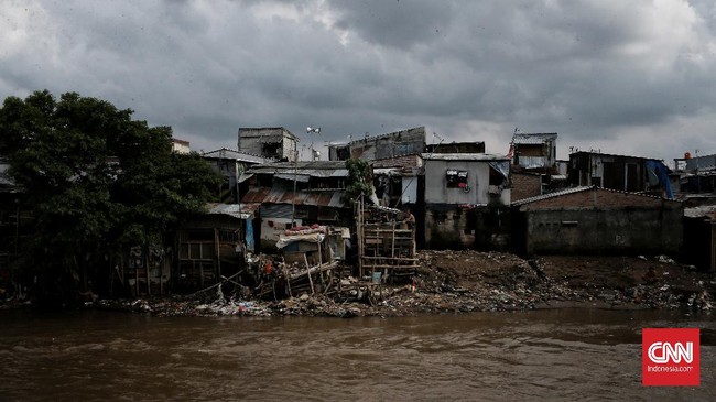 Keadaan di bantaran Sungai Ciliwung jauh dari nuansa metropolitan. Ada warga tewas akibat hanyut gara-gara terperosok di rumahnya.