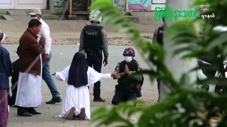 Biarawati di Myanmar Berlutut di Depan Polisi Seorang biarawati Myanmar, Suster Ann Rose Nu Tawng, berlutut di depan anggota polisi untuk meminta mereka menghentikan kekerasan. Aksi biarawati terekam kamera di kota Myitkyina pada Senin (8/3) untuk melindungi warga dan pedemo dari kekerasan aparat. meminta pasukan keamanan menahan diri dari kekerasan terhadap anak-anak dan penduduk.