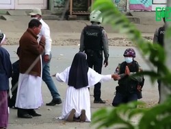 Biarawati di Myanmar Berlutut di Depan Polisi Demi Lindungi Warga