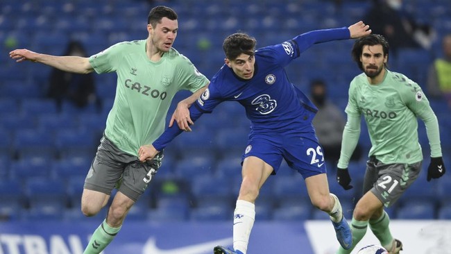Chelsea memiliki peluang yang lebih bagus ke Liga Champions musim depan, sementara Liverpool makin menjauh dari empat besar Liga Inggris.
