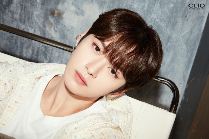 Lee Know, pria kelahiran 25 Oktober 1998 ini dia diposisikan dalam grup sebagai dancer, vocalist dan dancer. Dulu Lee Know pernah menjadi backup dancer BTS. (Foto : Clio x Stray Kids/twitter.com/official_Clio)