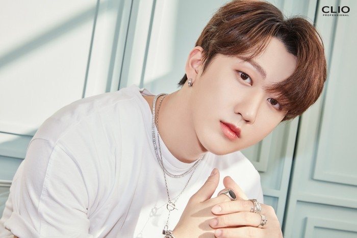 Changbin diposisikan sebagai main vocalist, pria kelahiran 1 Agustus 1999 memiliki suara emas. Bersama brand CLIO dalam sesi pemotretan Changbi terlihat tampan (Foto : Clio x Stray Kids/twitter.com/official_Clio)