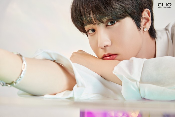 Brand CLIO menampilkan sosok Han Ji Sung dalam akun twitternya. Han Ji Sung ternyata pernah tinggal dan bersekolah di Malaysia. Han Ji Sung lahir pada tanggal 14 September 2000 dan dia diposisikan sebagai main vocalist juga (twitter.com/official_Clio)