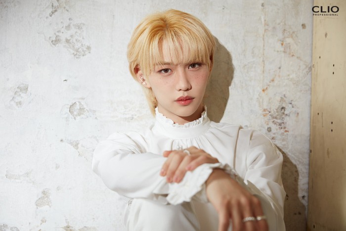 CLIO kembali merilis foto individual Stray Kids. Sebagai dancer dan rapper, Felix memiliki suara berat yang membuatnya memiliki ciri khas tersendiri. Felix sendiri lahir di Sydney pada 15 September 2000(Foto : CLIO x Stray Kids/twitter.com/official_Clio)