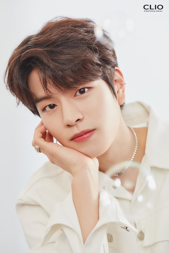 Selanjutnya CLIO merilis foto Seungmin. Pria kelahiran 22 September 2000, Seungmin diposisikan sebagai vokalis dalam grupny. Selain itu dia pertama kali bergabung dengan JYPE tahun 2017 (Foto : Clio x Stray Kids/twitter.com/official_Clio)