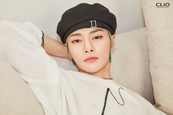 Yang terakhir CLIO menampilkan foto I.N. Pria ini merupakan maknae dari Stray Kids. I.N. lahir pada 8 Februari 2001 (Foto : Clio x Stray Kids/twitter.com/official_Clio)