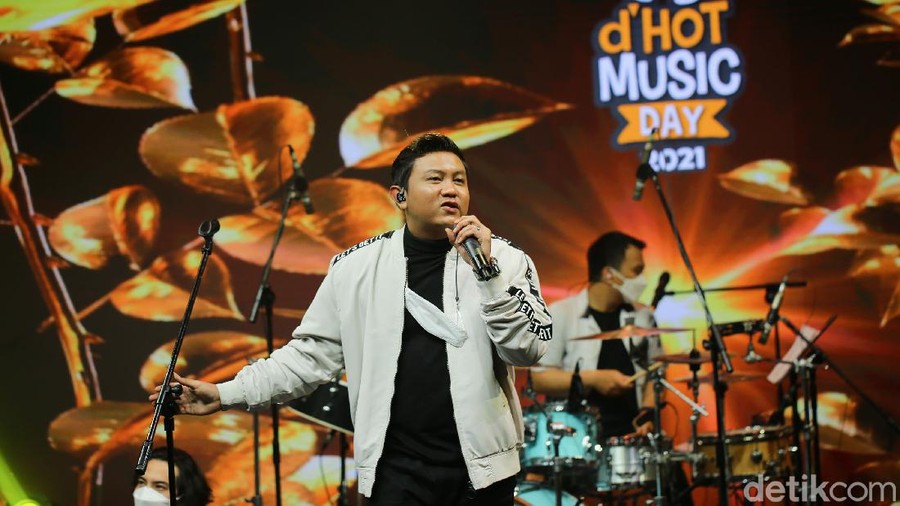 Denny Caknan saat tampil di acara d'HOT Music Day 2021.