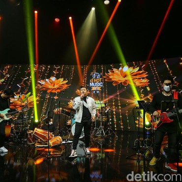 Lirik Lagu Titeni Lan Enteni - Denny Caknan