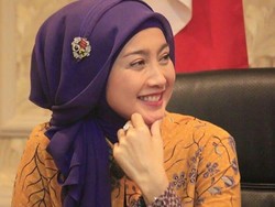 Nostalgia! Begini Aksi Desy Ratnasari Muda Naik Motor Bebek Legendaris
