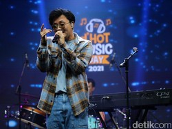 Isyana Bongkar Gimmick Rizky Febian di dHOT Music Day 2021