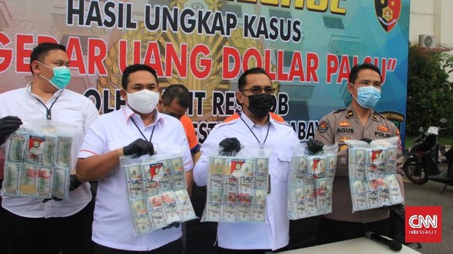 Dua warga Bali itu hendak menukar uang jutaan dolar ASatau setara Rp21 miliar itu dengan surat berharga di sebuah bank di Surabaya, Jawa Timur.