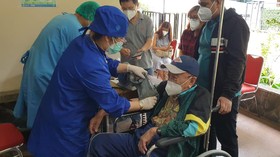 Cerita Eddy Yoshawirja, Lansia Tertua Penerima Vaksin Covid