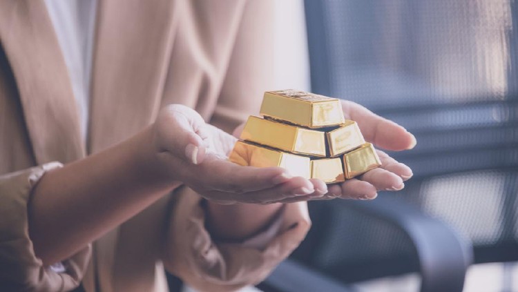 Ilustrasi Emas Woman holding gold bullion ,business and trading concept