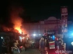 11 Kios Depan Ramayana Bungurasih Ludes Terbakar Akibat Korsleting Listrik
