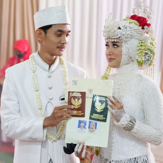 Viral Cerita Nikahi Teman Sendiri, Istri Canggung Mau Ngambek ke Suami