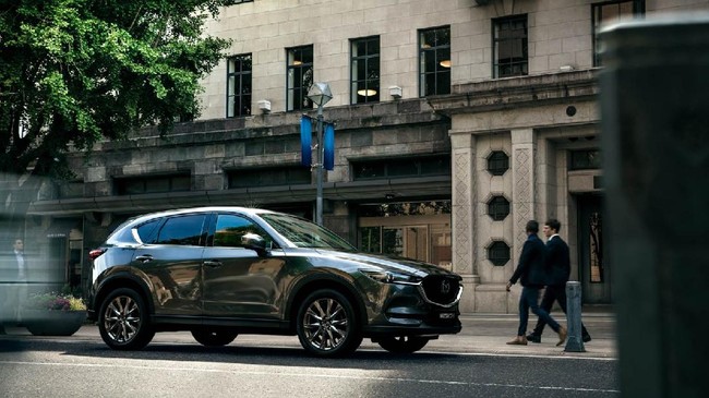 Mazda CX-9 kini dibanderol Rp869,9 juta untuk varian 2WD dan Rp998,8 juta pada varian AWD, sedangkan CX-5 GT dipasarkan Rp555,8 juta.