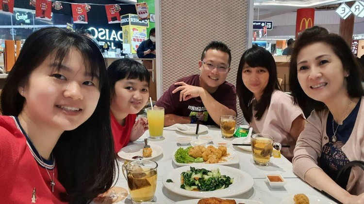 Momen Meilia Lau, Ibunda Felicia saat Makan Bersama Keluarga