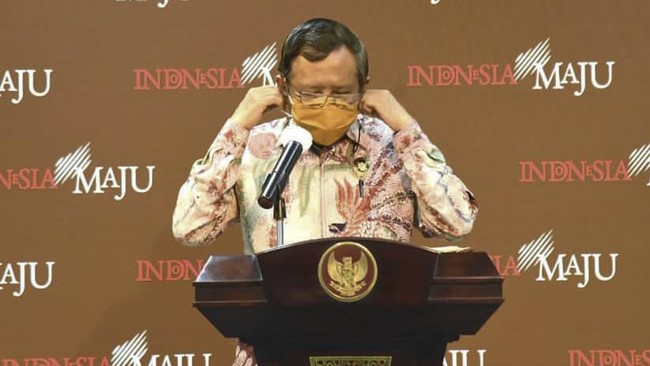 Menko Polhukam Mahfud MD menyatakan jumlah vaksinator yang tidak memadai menyebabkan terjadi antrean sehingga sempat muncul wacana vaksin berbayar.