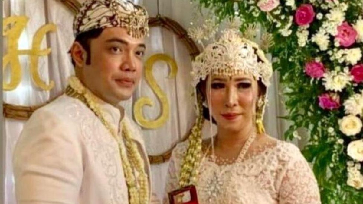 Kabar bahagia datang dari pasangan Sandy Tumiwa dan Henny Mona yang baru saja melangsungkan pernikahan&period; Berikut momen manis pernikahan mereka