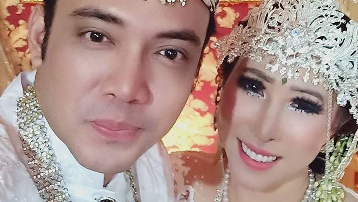 Kabar bahagia datang dari pasangan Sandy Tumiwa dan Henny Mona yang baru saja melangsungkan pernikahan&period; Berikut momen manis pernikahan mereka