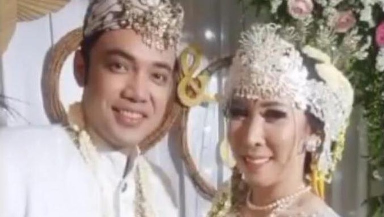 Momen Manis Pernikahan Sandy Tumiwa dan Henny Mona Kabar bahagia datang dari pasangan Sandy Tumiwa dan Henny Mona yang baru saja melangsungkan pernikahan. Berikut momen manis pernikahan mereka