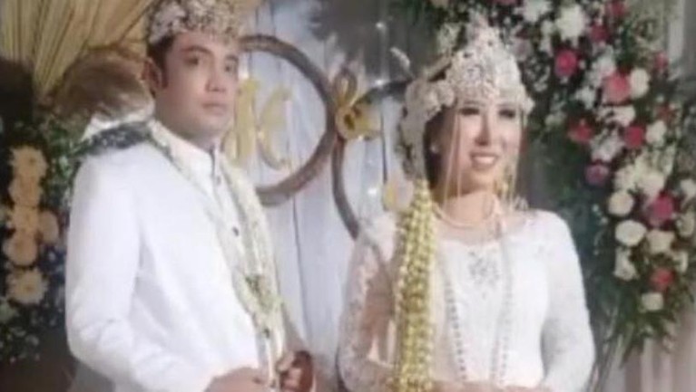 Momen Manis Pernikahan Sandy Tumiwa dan Henny Mona Kabar bahagia datang dari pasangan Sandy Tumiwa dan Henny Mona yang baru saja melangsungkan pernikahan. Berikut momen manis pernikahan mereka