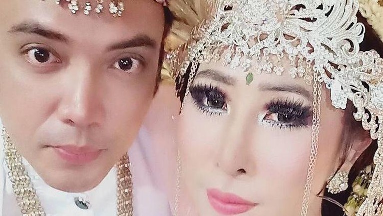Kabar bahagia datang dari pasangan Sandy Tumiwa dan Henny Mona yang baru saja melangsungkan pernikahan. Berikut momen manis pernikahan mereka