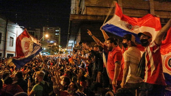 Presiden Paraguay Mario Abdo Benitez mengumumkan reshuffle kabinet setelah diguncang unjuk rasa atas penanganan pemerintah terhadap pandemi Covid-19.