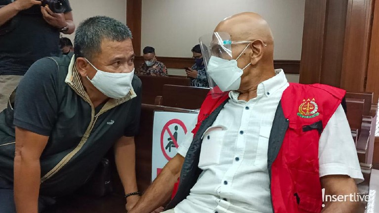 Penampakan Mark Sungkar Hadiri Sidang Hari Ini Mark Sungkar kembali menjalani persidangan atas kasus korupsi, berikut penampakan Mark Sungkar menghadiri sidang hari ini