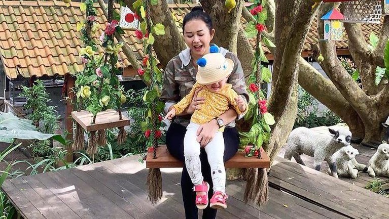 Potret Kebersamaan Aura Kasih dan Anak Setelah Menjadi Single Parent Aura Kasih dengan status barunya sebagai single parent, berikut potret kebersamaan Aura dengan anak nya
