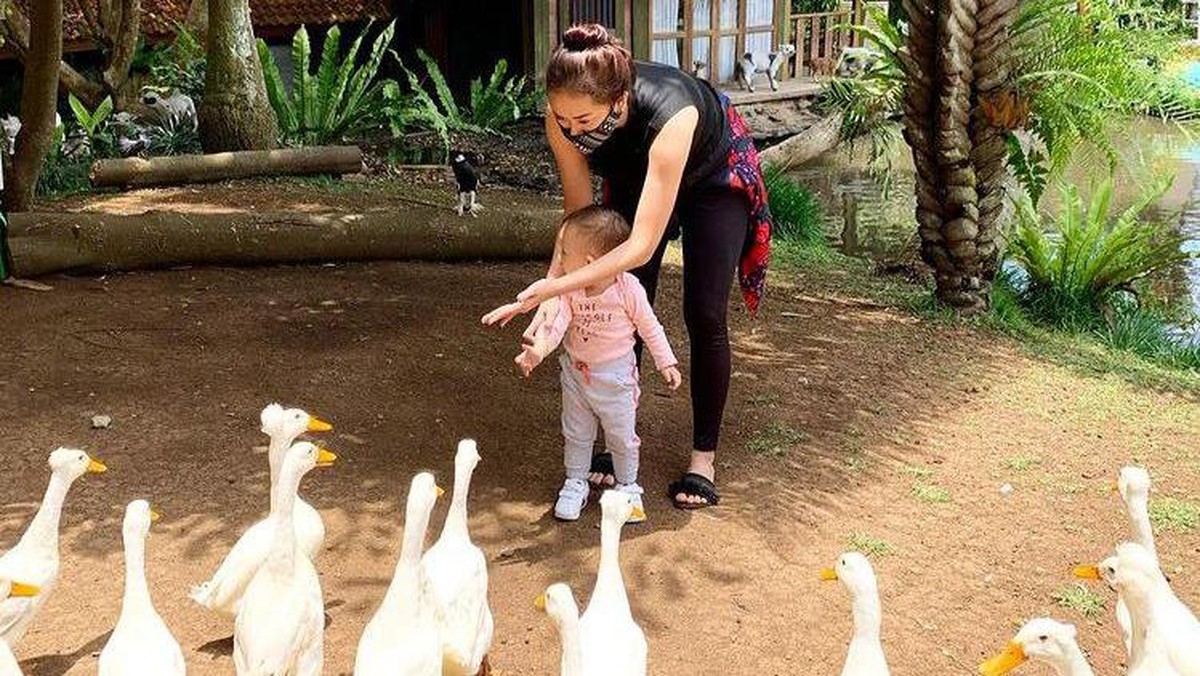 Aura Kasih dengan status barunya sebagai single parent&comma; berikut potret kebersamaan Aura dengan anak nya